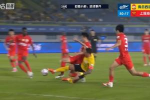 此役第4回！VAR再次持续介入，判定西海岸犯规进球无效