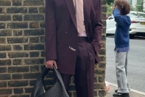 萨利巴穿上西装，化身型男