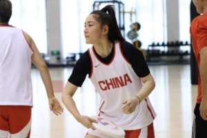 独特热身法！中国女篮玩飞盘提升预判与协作