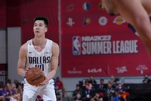 郭昊文2022年代表独行侠参加NBA夏季联赛，出场2场，得分10分、篮板1个、助攻2次
