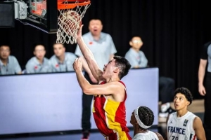 媒体评论:双方球队实力差距明显,替补球员出色表现成为比赛亮点