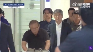 凌晨四时抵韩的洪明甫教练,仍旧逃不开球迷的斥责声。