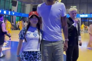 震撼身高差！和nba球星拍照，这封面挺难截的！