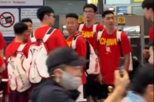 媒体人爆料：中国男篮在机场邂逅赵雅芝，粉丝团为之震惊