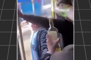 南美风情！乌拉圭球迷劫持公交车，持枪威胁司机开往球场看球！