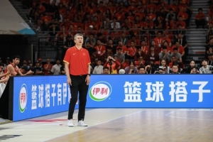 媒体人：男篮陷入绝境激发潜能，最大转变是不再坚持低位控节奏战术