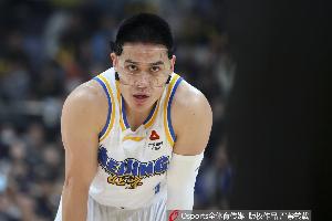 陈盈骏15投6中，三分4中1，仅得19分4篮板6助攻