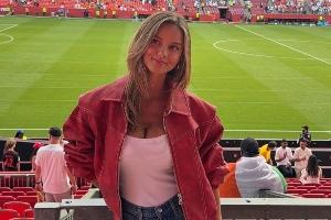德国赛事最美风景：胡梅尔斯女友现身助威，高颜值、好身材引关注
