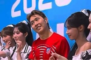判罚争议？李刚仁首秀表现引发热议