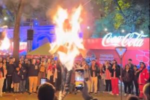 太过分了！巴拉圭民众在广场烧毁姆巴佩人偶，象征“复仇”或“宣泄”