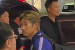 韩国球迷在机场斥责洪明甫，李刚仁静立一旁沉思良久