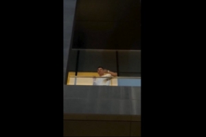 C罗在阳台向粉丝挥手,众多粉丝高呼