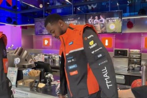 NBA篮网队成员中国行接地气送外卖 ...