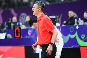 中国男篮仅12人赴韩，剩余球员留在北京训练