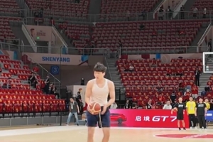 中国男篮迎战日本男篮一役即将开启!杨瀚森赛前展开热身