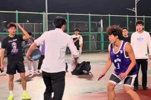 当刚下班的打工人在野球场解除封印，路人惊呼：这么猛吗？！