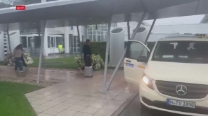 冷清!世界杯淘汰后,德国队在暴雨中抵达慕尼黑