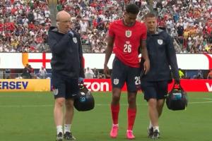 英格兰更替双星：宽萨受伤离场，萨卡亦被换出；斯彭斯、马杜埃凯替补登场