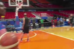 能否重返NBA？名场面：比斯利教甲亢哥进球后怎么扭屁股！