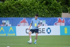 邮报报道：利夫拉门托因伤错过世界杯，英格兰队将球衣赠予球迷