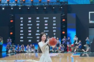 一流颜值&身材女演员虞书欣现身AUBL现场投篮~