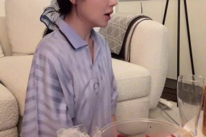 这日子过得美滋滋！美娜：休假摆烂喝酒看球，把自己喝断片的一天