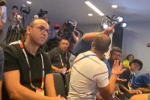 小插曲：迪亚斯参加赛前发布会时，两名记者争执打断了其发言