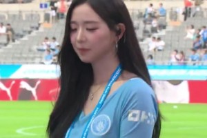 身材太有实力了！韩国美女歌手金采嬿解说席热舞，男解说欢呼