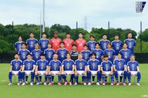 日本队今日训练结束拍摄全家福，南野拓实与久保建英共同身着8号球衣入镜
