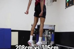 历史第一位能摸到篮板上沿的男人！一众NBA怪兽全都做不到！