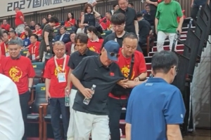 赵本山与宋小宝现场观赛男篮世预赛，工作人员搀扶下提前退场
