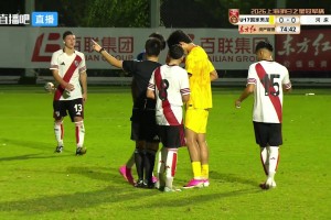 怒斥！赵松源罚点球前遭河床球员们各种骚扰