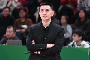 杨鸣表示：中国篮球与足球情况相似，杨瀚森在NBA面临挑战