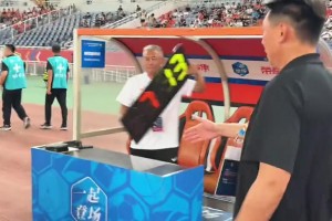 赛前，山东泰山队主教练唐田与天津助理教练埃斯特乌握手致意