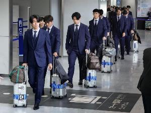 日媒报道:约700名日本球迷迎接,现场高呼“大家辛苦”“感谢付出”
