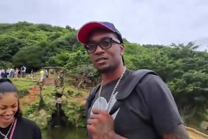 麦丹在外旅游听闻兰德尔被交易，先是一愣，随后立马看手机