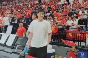 郭艾伦现身现场助威中国男篮对抗日本男篮