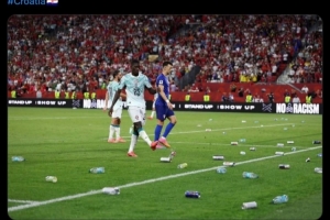FIFA将对克罗地亚球迷扔瓶事件进行调查,克罗地亚足协可能面临处罚