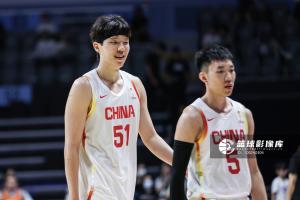 得彰显你的优势！杨瀚森替补登场17分钟，9投4中揽获10分5篮板