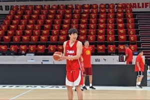 大战前轻松一下!杨瀚森踩场训练三分2投0中,徐昕旁边幽默调侃