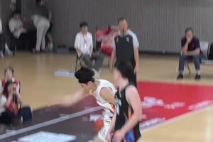原地背扣隔扣两人！！！这是大学生能打出来的操作吗？