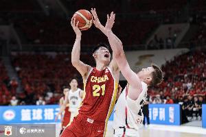 定海神针表现亮眼！胡金秋6投5中高效贡献13分6篮板，正负值高达+21，位居全场之首