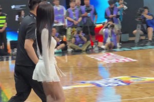 可爱捏！女演员虞书欣现场为AUBL比赛开球