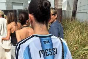 太阳报：贝克汉姆次子携女友观世界杯，女友身着梅西球衣