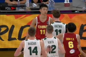 中国U17男篮让立陶宛媒体人员感到愤怒,对方情绪激动,连续出现夹臂和推人动作