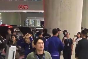 韩队机场受球迷怒斥:狂喷洪明甫!年薪全退!