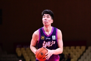 余嘉豪谈冲击MVP：个人数据非重点，只愿球队取胜