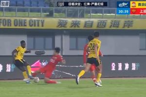 第29秒，张源亮踩到阿齐兹脚上，VAR介入后黄牌变红牌