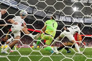 比利时1-0领先！德布劳内送出角球，特罗萨德混战进球