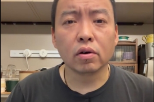 解说:小卡事件已过去一年仍未解决,此刻情形颇为尴尬